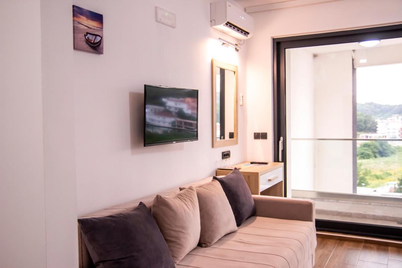 Hotel Lajka Luxury 울친 외부 사진