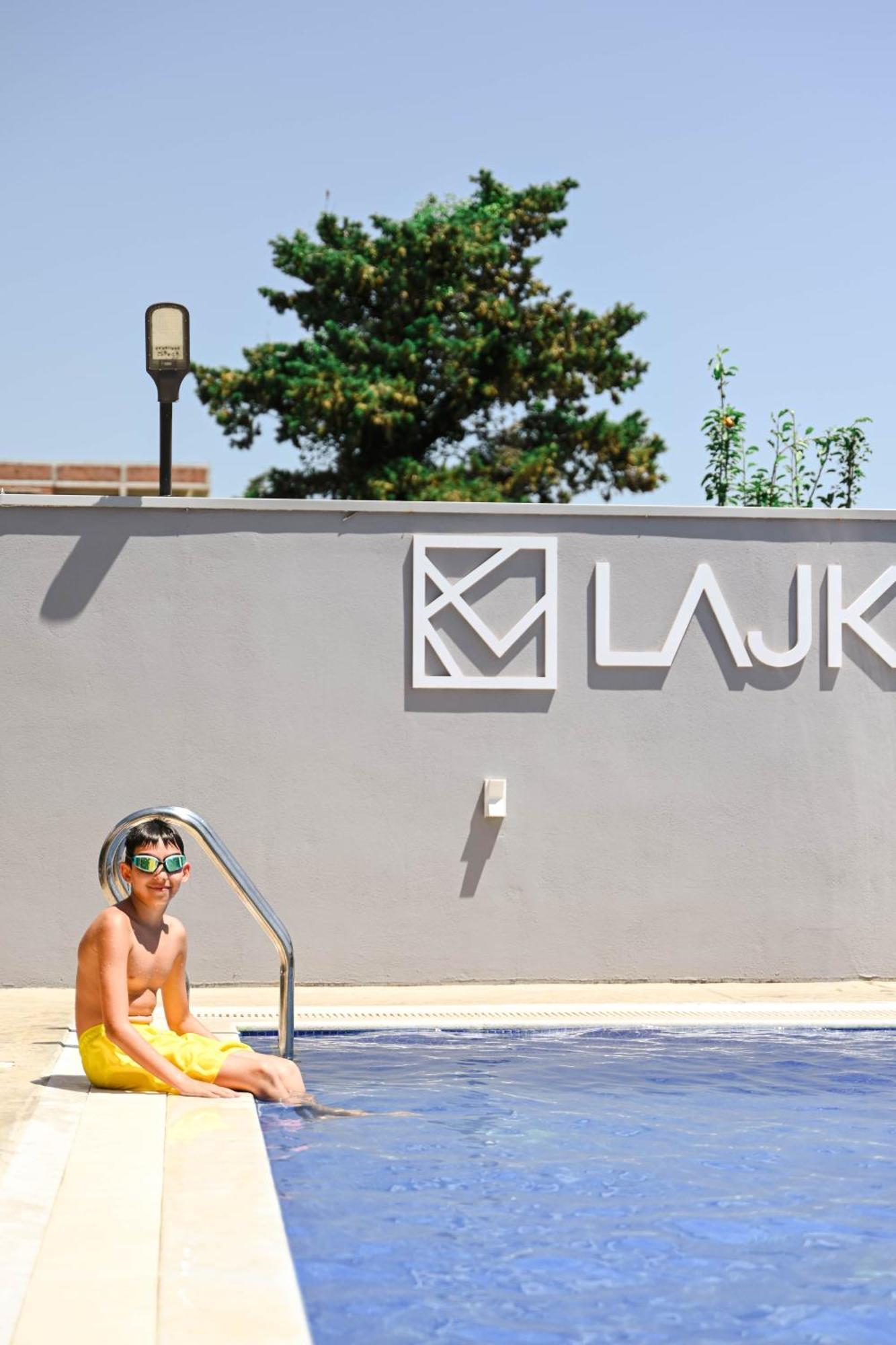 Hotel Lajka Luxury 울친 외부 사진